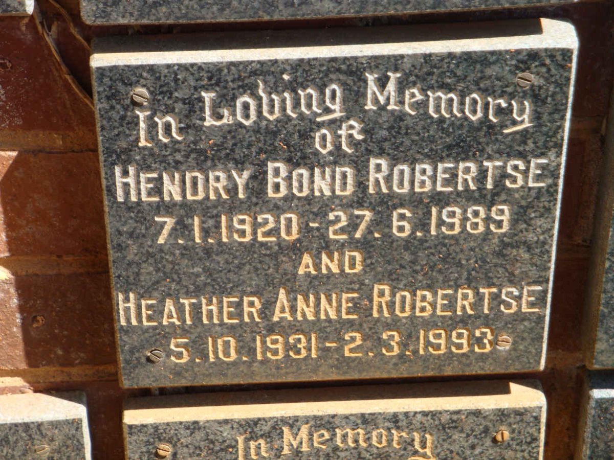 ROBERTSE Hendry Bond 1920-1989 &amp; Heather Anne 1931-1993