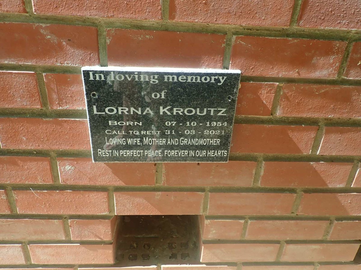 KROUTZ Lorna 1954-2021