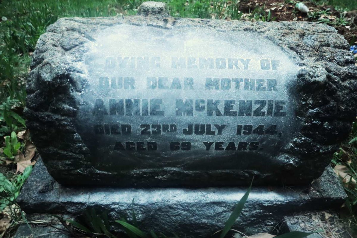 McKENZIE Annie -1944