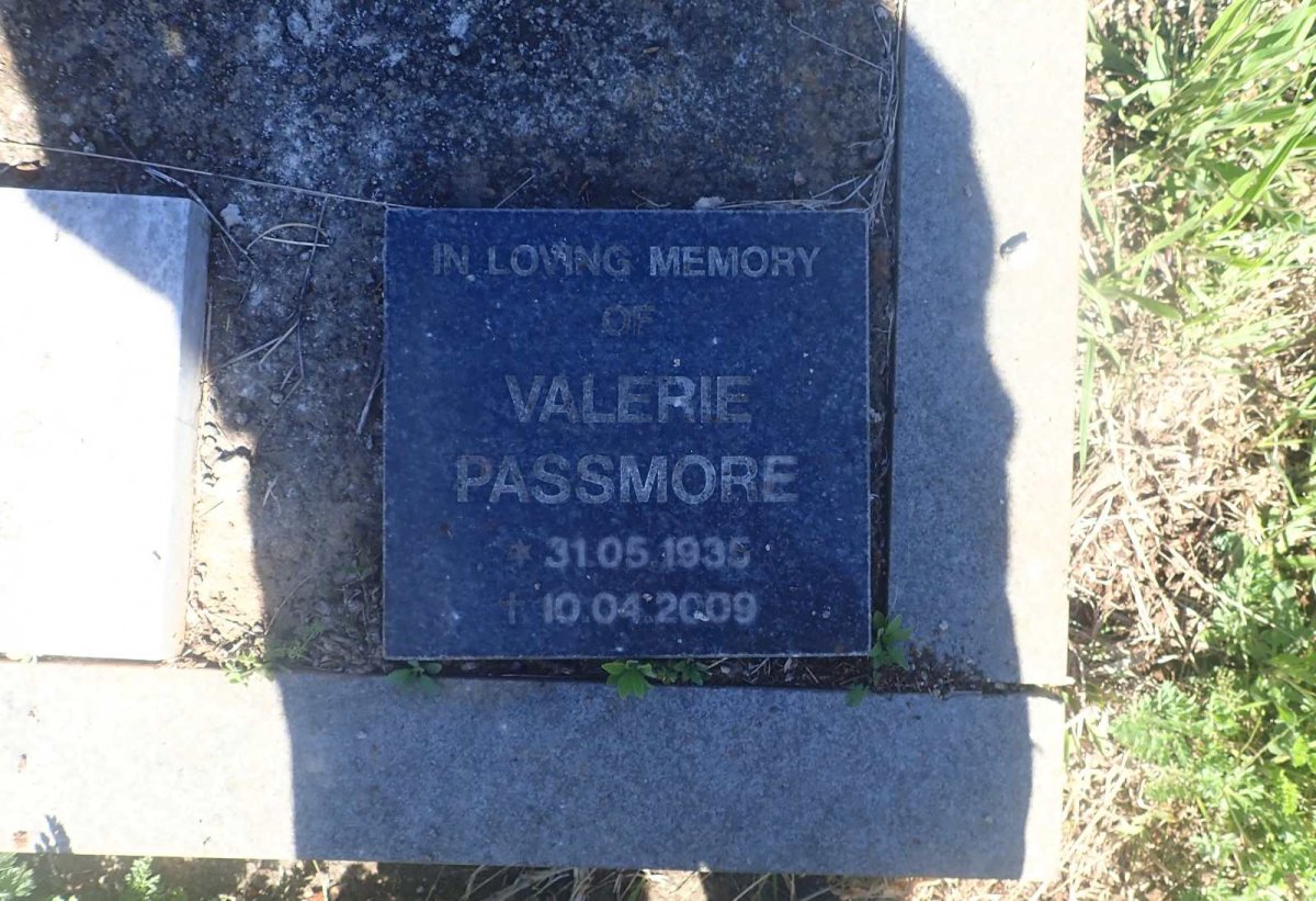 PASSMORE Valerie 1935-2009