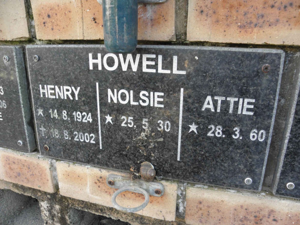 HOWELL Henry 1924-2002 :: HOWELL Nolsie ??30- :: HOWELL Attie ??60-