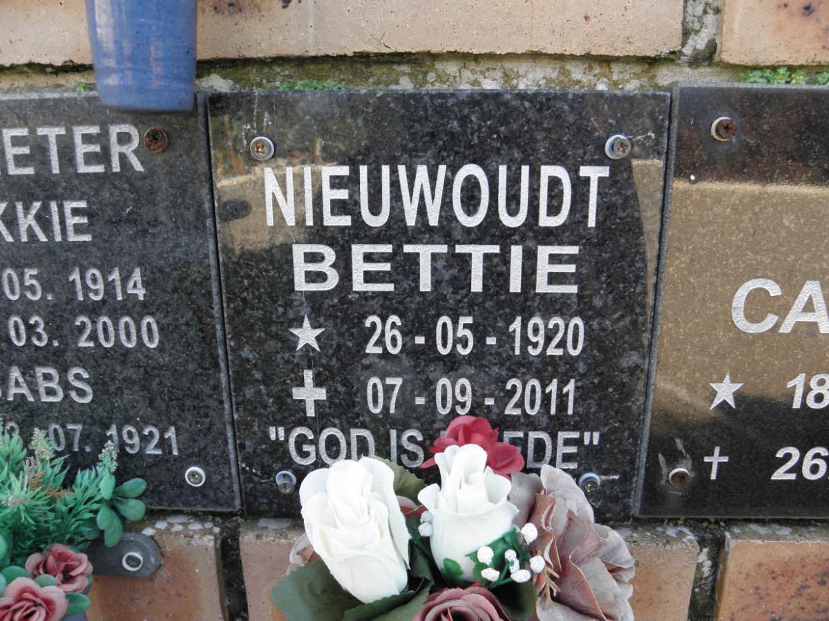 NIEUWOUDT Bettie 1920-2011