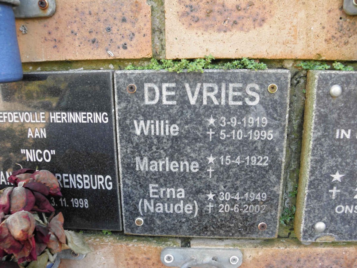 VRIES Willie, de 1919-1995 &amp; Marlene 1922- :: DE VRIES Erna nee NAUDE 1949-2002