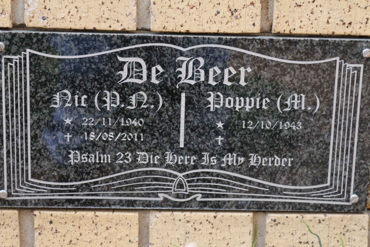 BEER D.N., de 1940-2011 &amp; M. 1943-