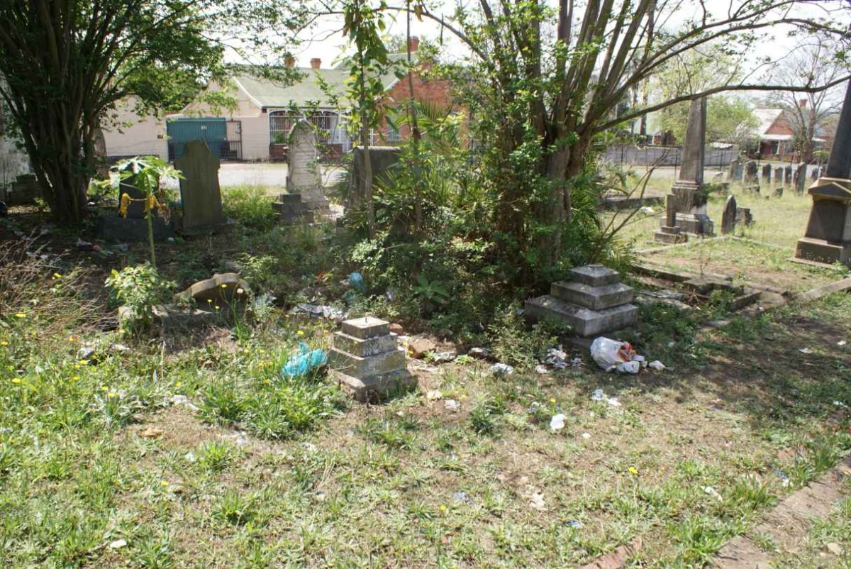Rubbish between the graves