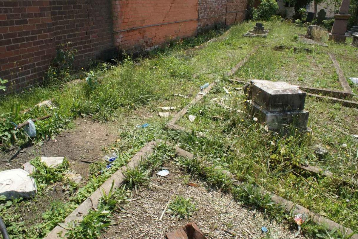 Rubbish between the graves &amp; sidewalk