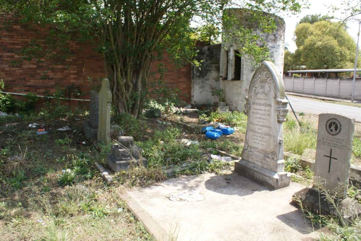 Rubbish between the graves