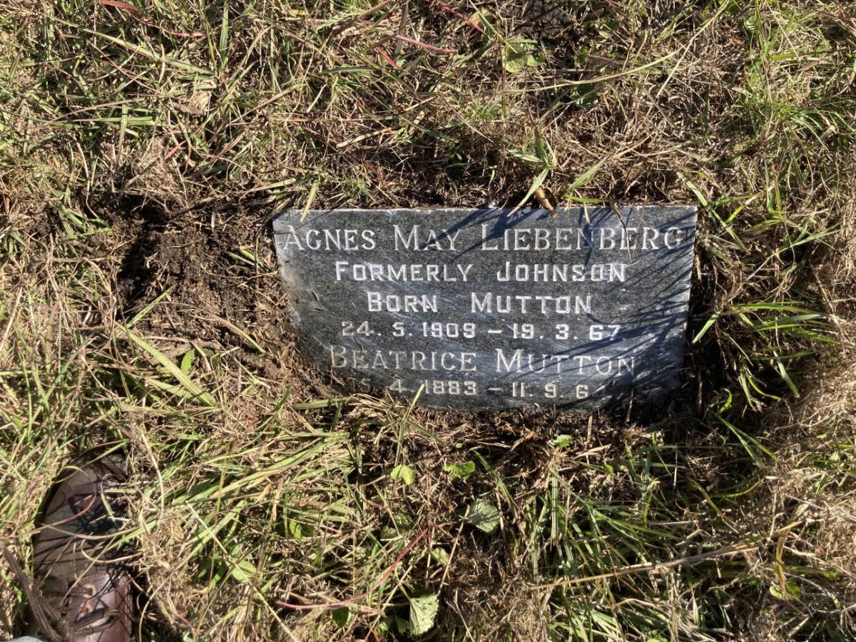 LIEBENBERG Agnes May formerly JOHNSON nee MUTTON 1909-1967 :: MUTTON Beatrice 1883-1964