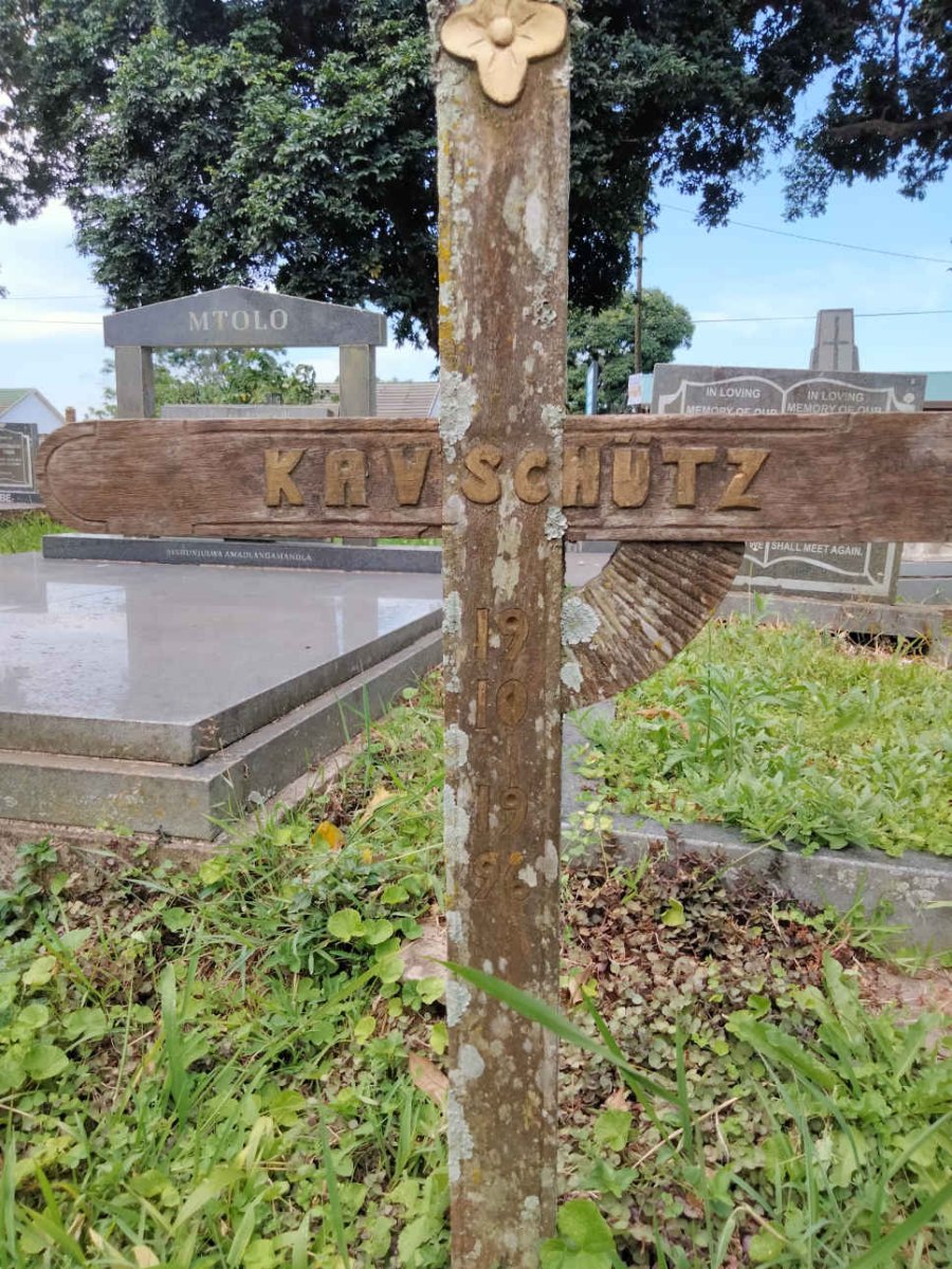SCHUTZ Kav