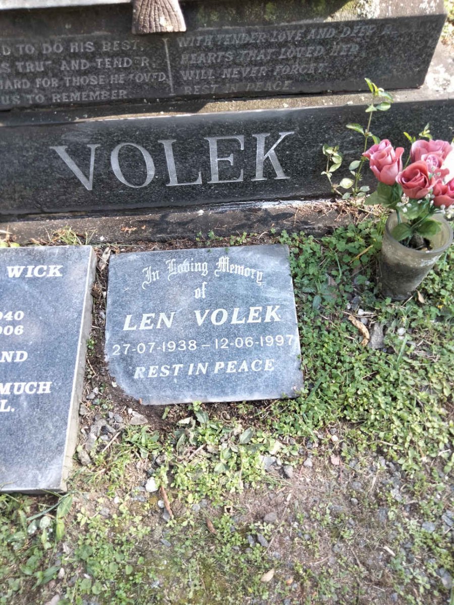 VOLEK Len 1938-1997