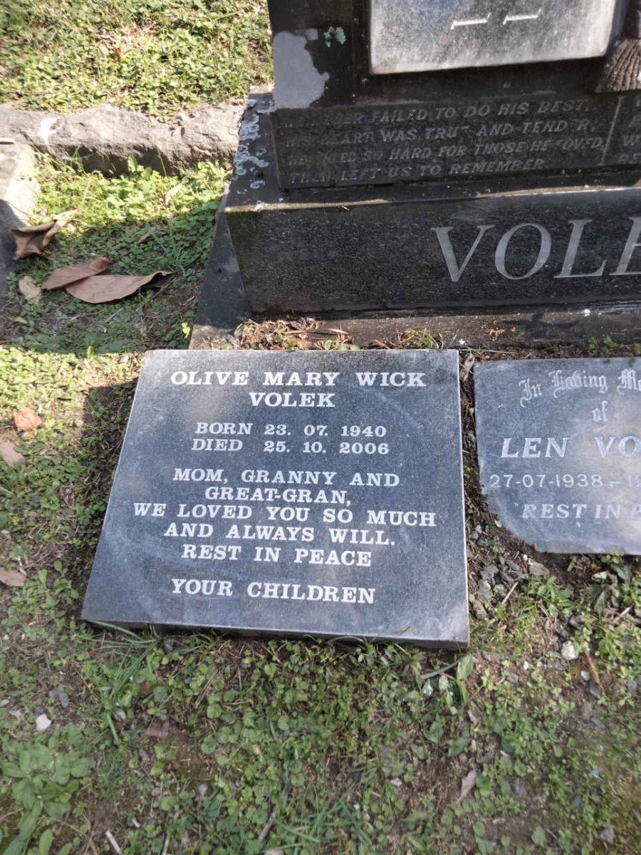 VOLEK Olive Mary Wick 1940-2008