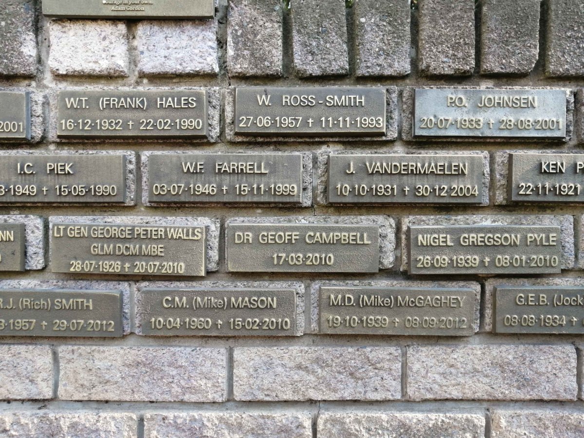 08. Plaques